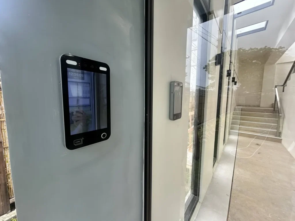 필리핀 세부 CIA어학원 외부기숙사 로비 안면인식 단말기와 유리문 너머 계단