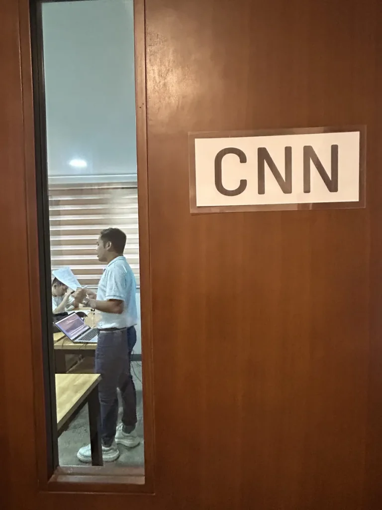 필리핀 세부 CIA어학원 그룹 강의실, CNN 표지가 붙은 문 유리 너머로 강사와 학생이 수업하는 모습이 보입니다.