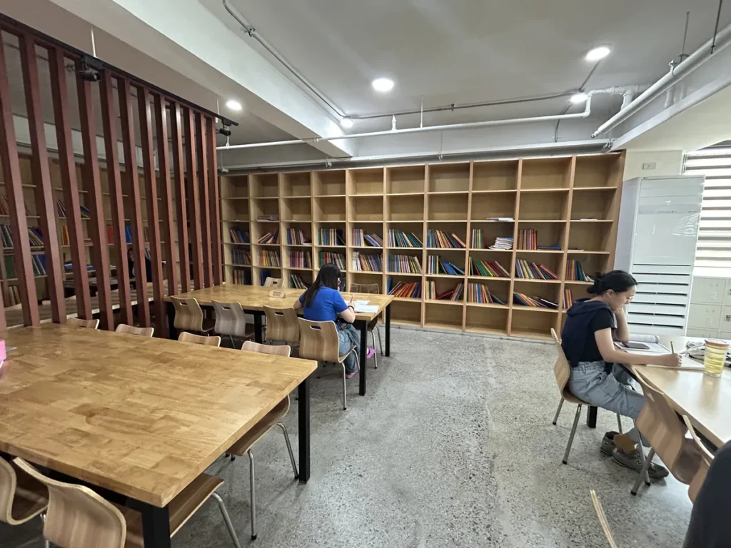 필리핀 세부 CIA어학원 자습실 개별 부스로 칸막이로 둘러싸인 책상과 가죽 의자가 창가에 마련돼 있습니다.
