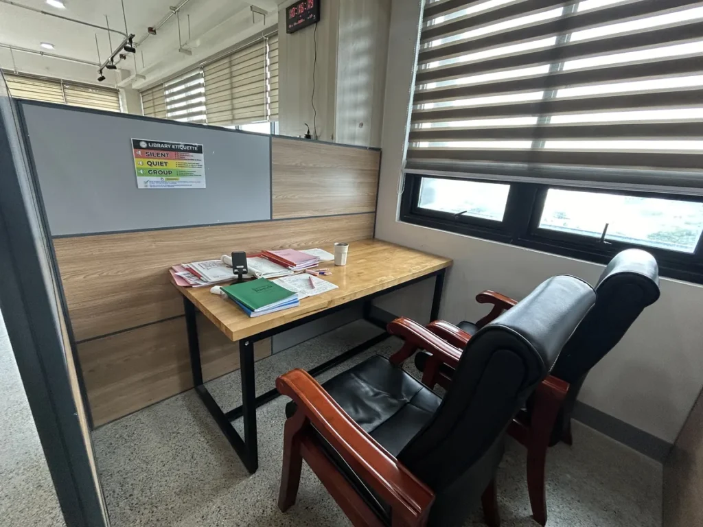 필리핀 세부 CIA어학원 자습실에서 학생들이 도서 책장 앞 책상에 앉아 자습하고 있습니다.
