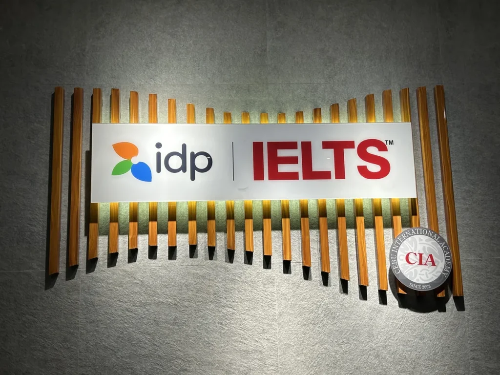 필리핀 세부 CIA어학원 시험장 전경, 단상 스크린과 일렬로 배치된 책걸상이 늘어선 대형 홀