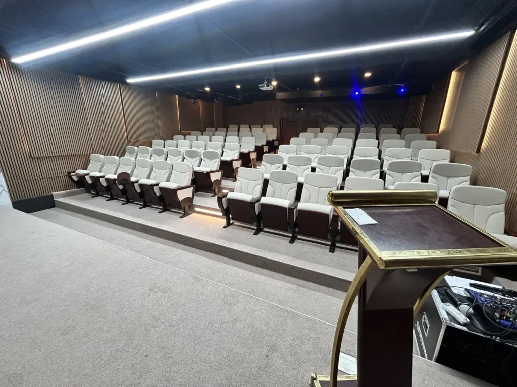 필리핀 세부 CIA어학원 연단에서 바라본 강당 객석과 단상 측면 모습