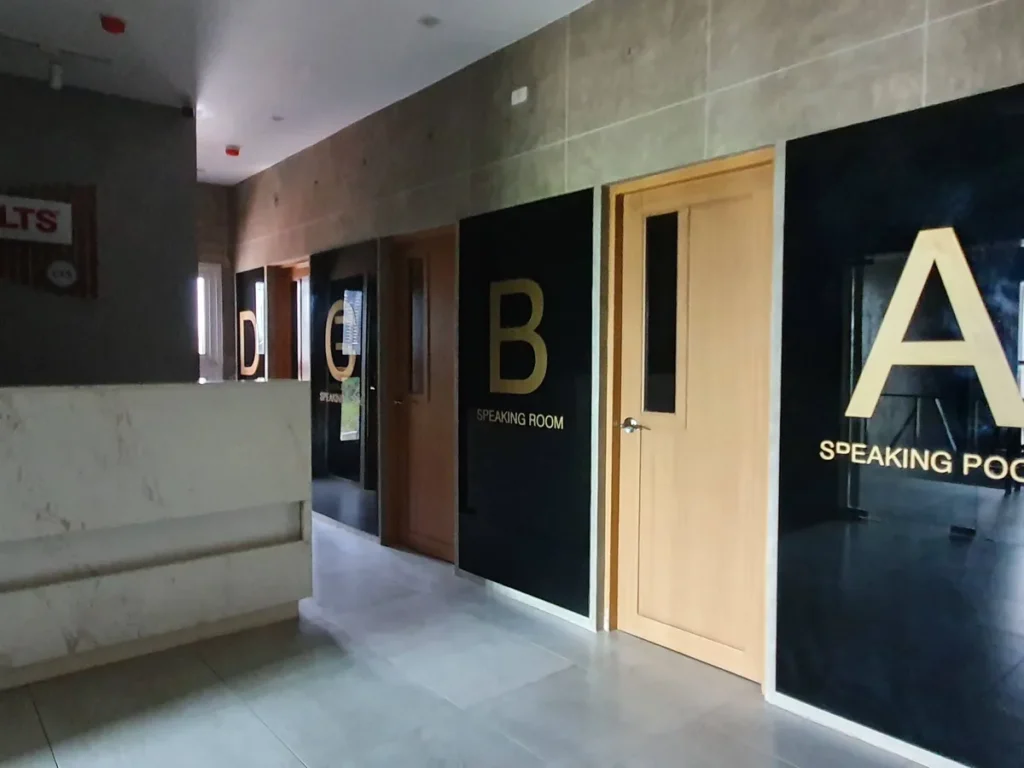 필리핀 세부 CIA어학원 스피킹룸 복도로 검은 벽면에 A·B 등 알파벳이 적힌 1:1 수업실 문이 보입니다.