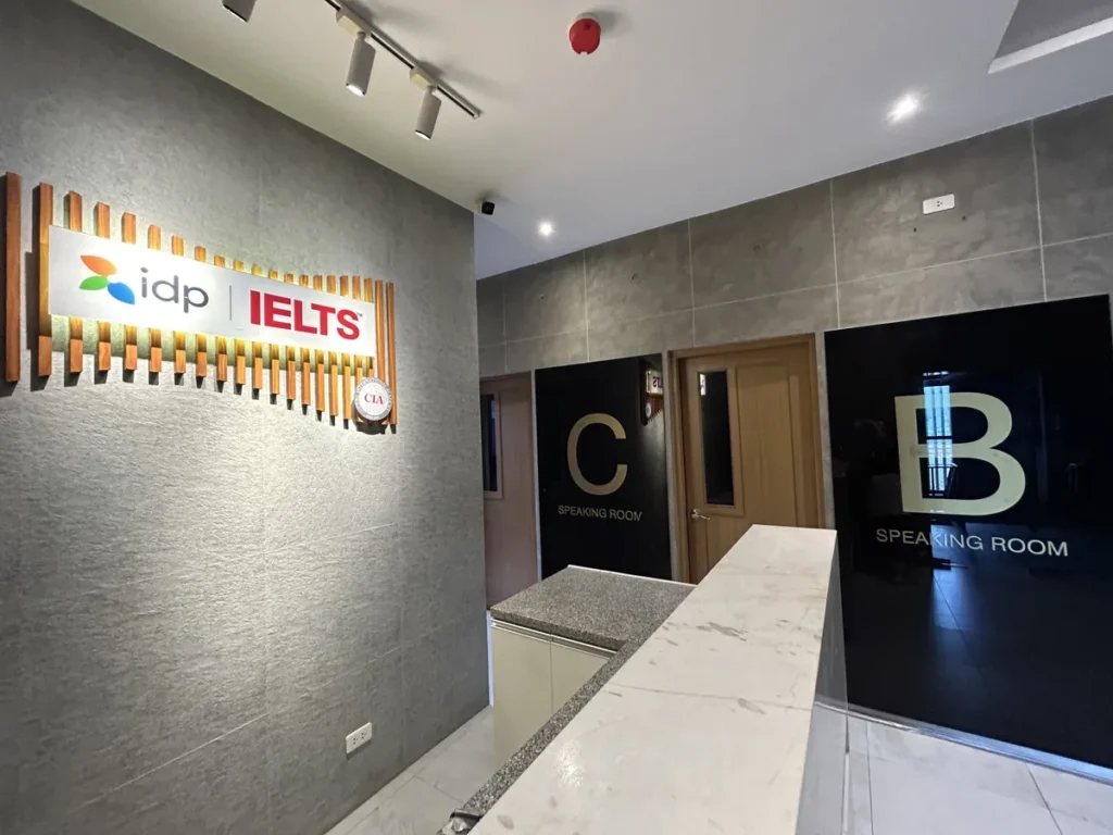 필리핀 세부 CIA어학원 IDP IELTS 공식 시험장 안내판이 걸린 스피킹룸 복도 모습입니다.