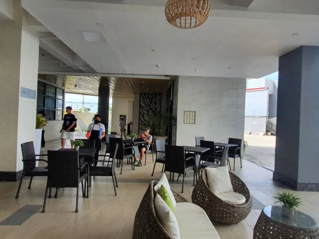 필리핀 세부 CIA어학원 라운지 및 카페, 라탄 소파와 라탄 좌석이 놓인 입구 측 라운지에서 학생들이 오가는 모습
