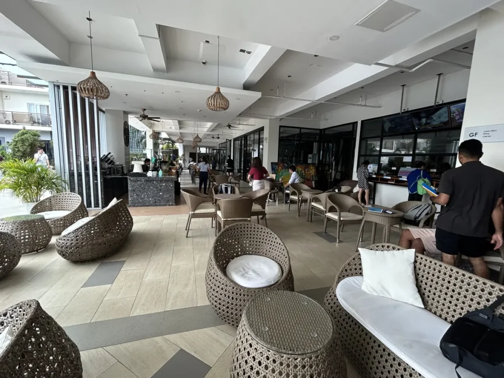 필리핀 세부 CIA어학원 라운지 및 카페, 디저트 진열장에 케이크와 빵이 채워진 쇼케이스 근접 모습