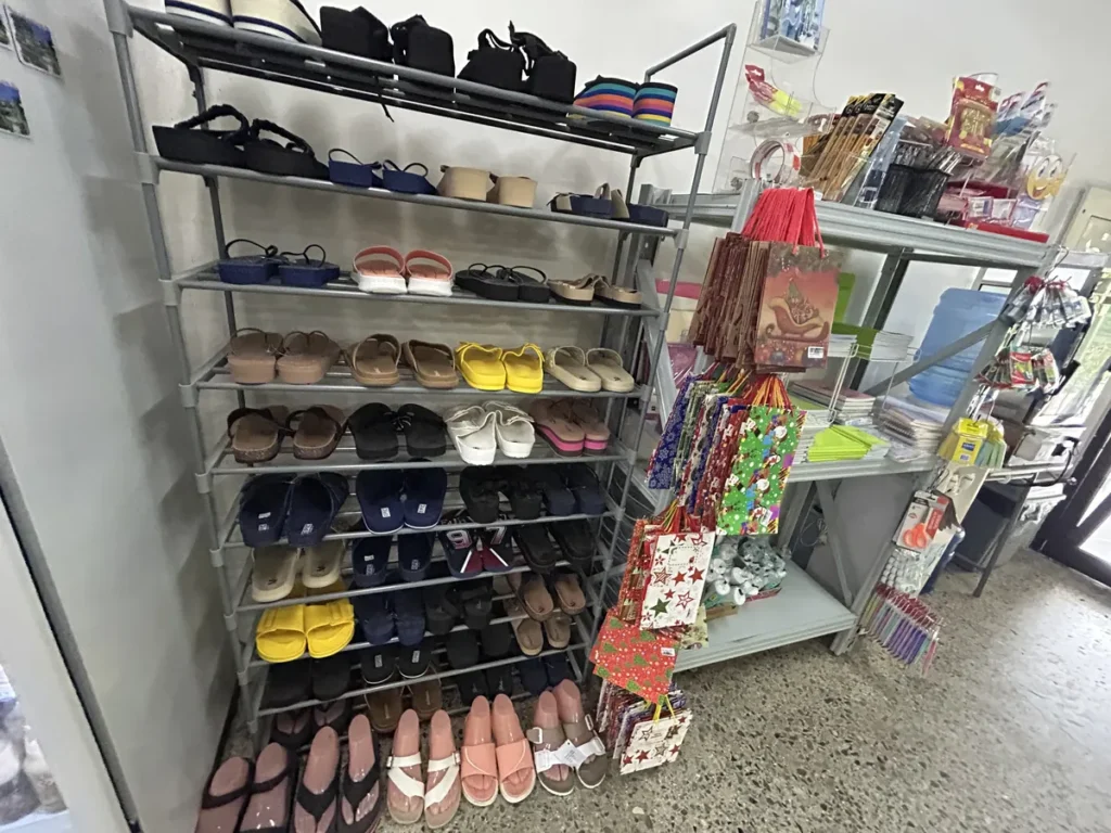 필리핀 세부 CIA어학원 매점에 슬리퍼와 신발이 여러 단 선반에 진열된 모습