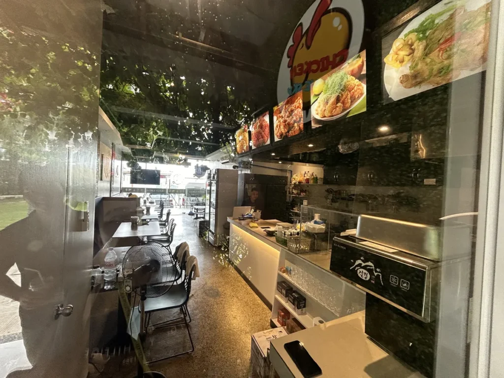 필리핀 세부 CIA어학원 매점 옆 음식 메뉴 사진이 걸린 분식 코너 내부 모습