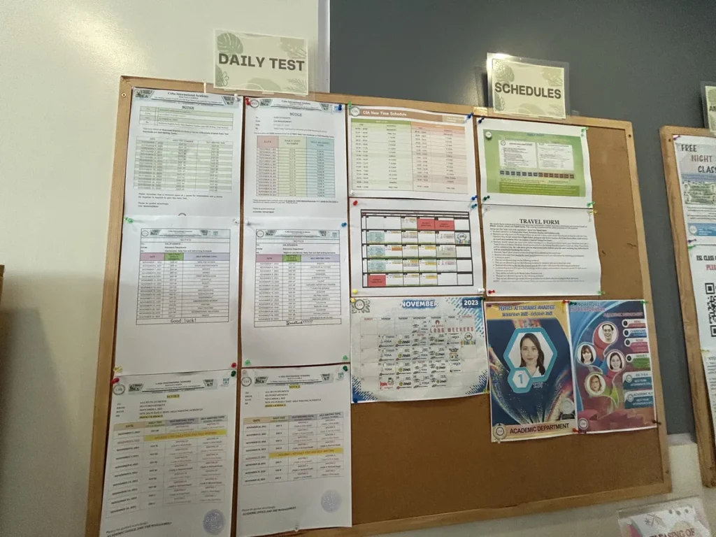 필리핀 세부 CIA어학원 부대시설 안내판으로, DAILY TEST와 SCHEDULES 구역에 시험 일정표와 11월 캘린더가 정리된 게시판이 보입니다.