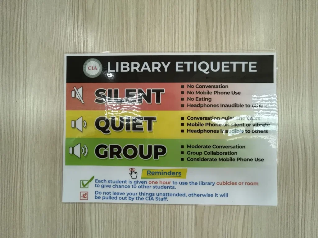 필리핀 세부 CIA어학원 부대시설 안내판으로, SILENT·QUIET·GROUP 구역을 색상으로 구분한 LIBRARY ETIQUETTE 안내판이 보입니다.