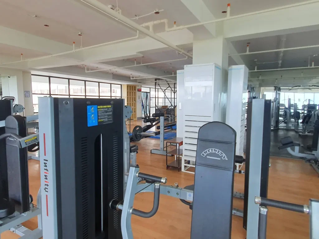 필리핀 세부 CIA어학원 헬스장 머신 구역으로 시티드 체스트 프레스와 백 익스텐션 기구가 가까이 배치돼 있다.