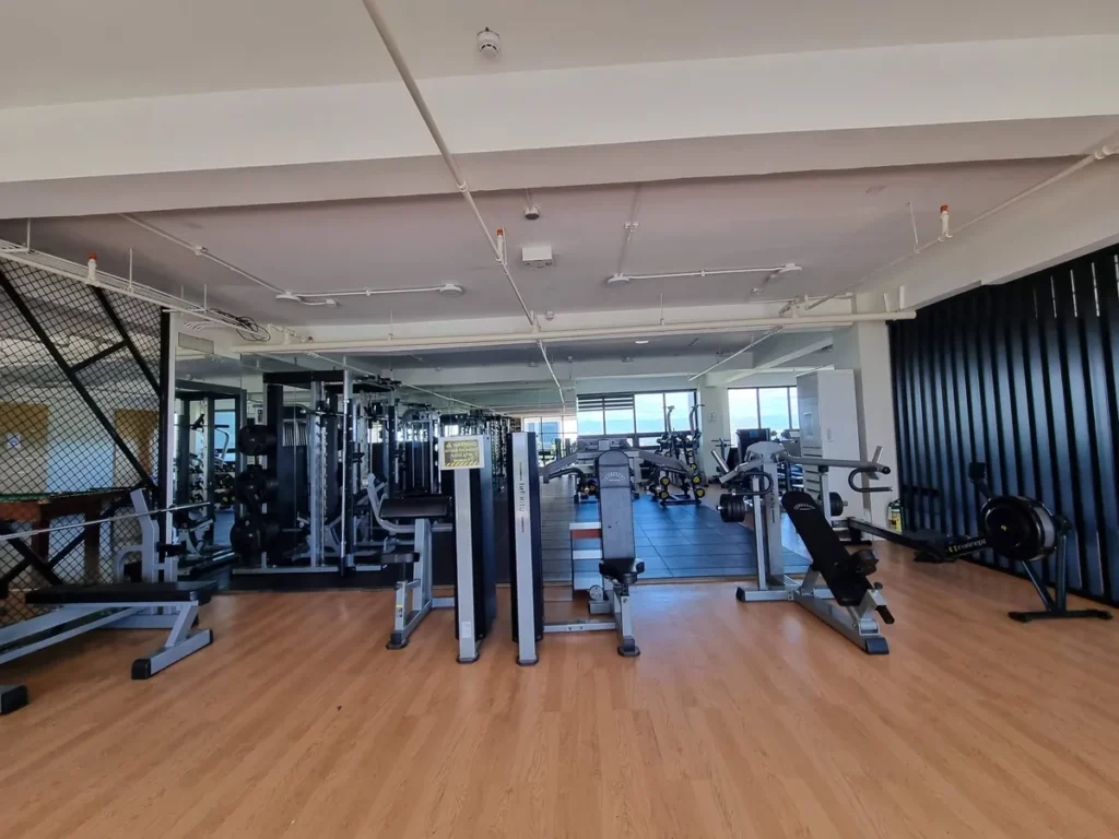필리핀 세부 CIA어학원 헬스장 옆 운동 스튜디오로 우드 바닥에 파란 매트와 짐볼이 놓이고 거울 벽이 둘러져 있다.