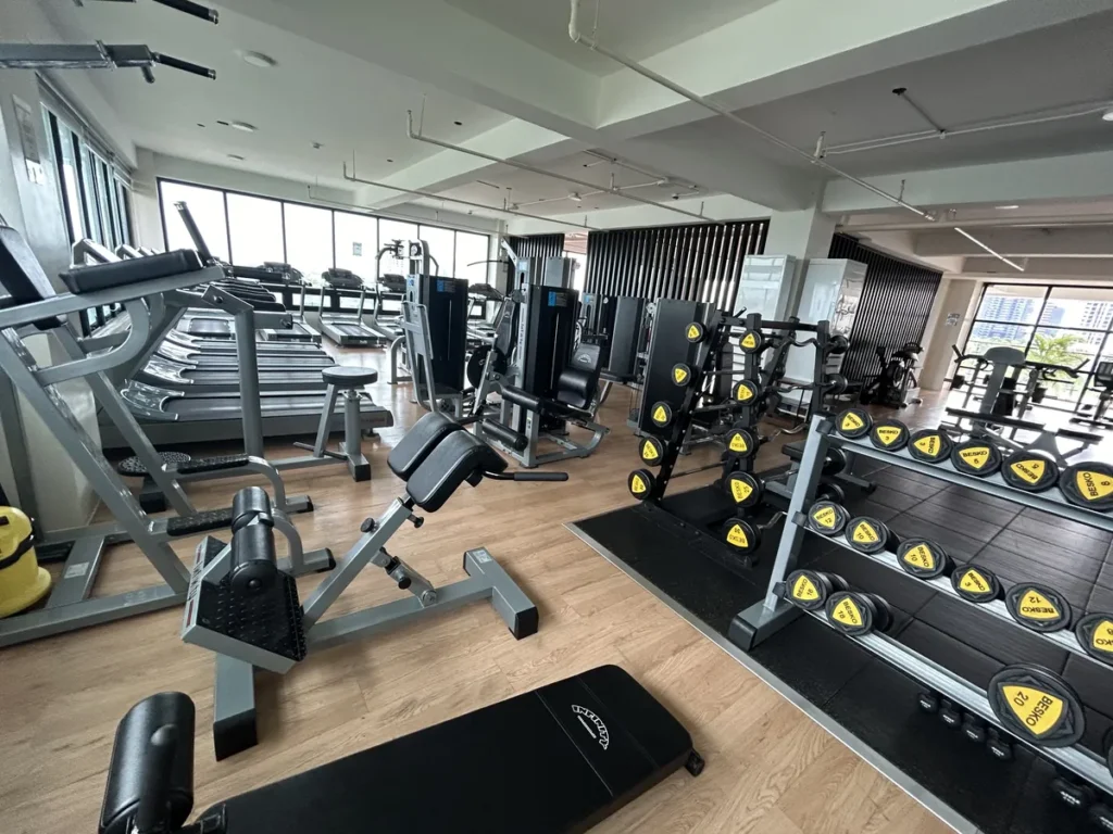 필리핀 세부 CIA어학원 헬스장으로 노란 라벨의 덤벨 랙과 벤치, 머신 기구들이 밀집해 배치돼 있다.