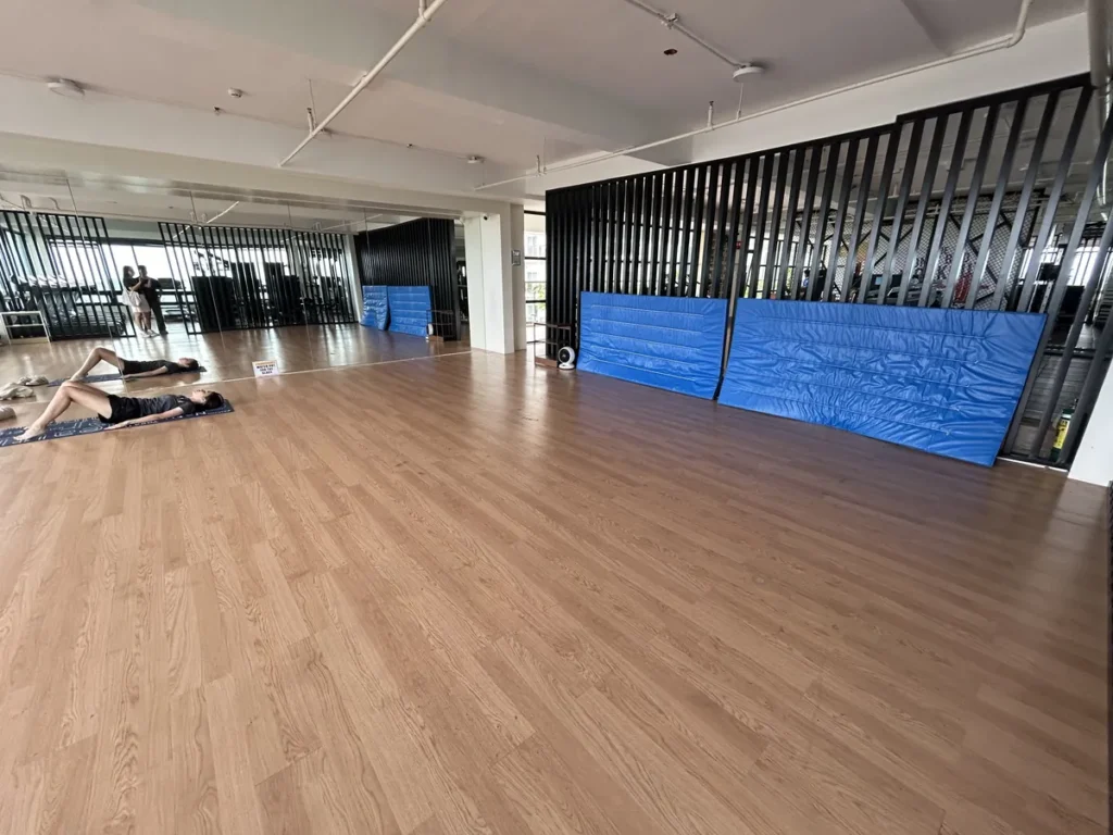 필리핀 세부 CIA어학원 요가 및 필라테스 룸 원목 마루와 거울 벽 매트 공간