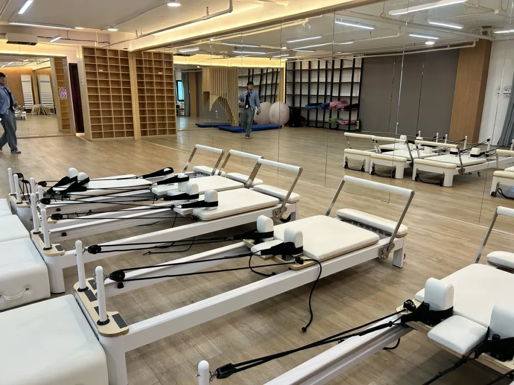 필리핀 세부 CIA어학원 요가 및 필라테스 룸 흰색 리포머 기구가 늘어선 모습