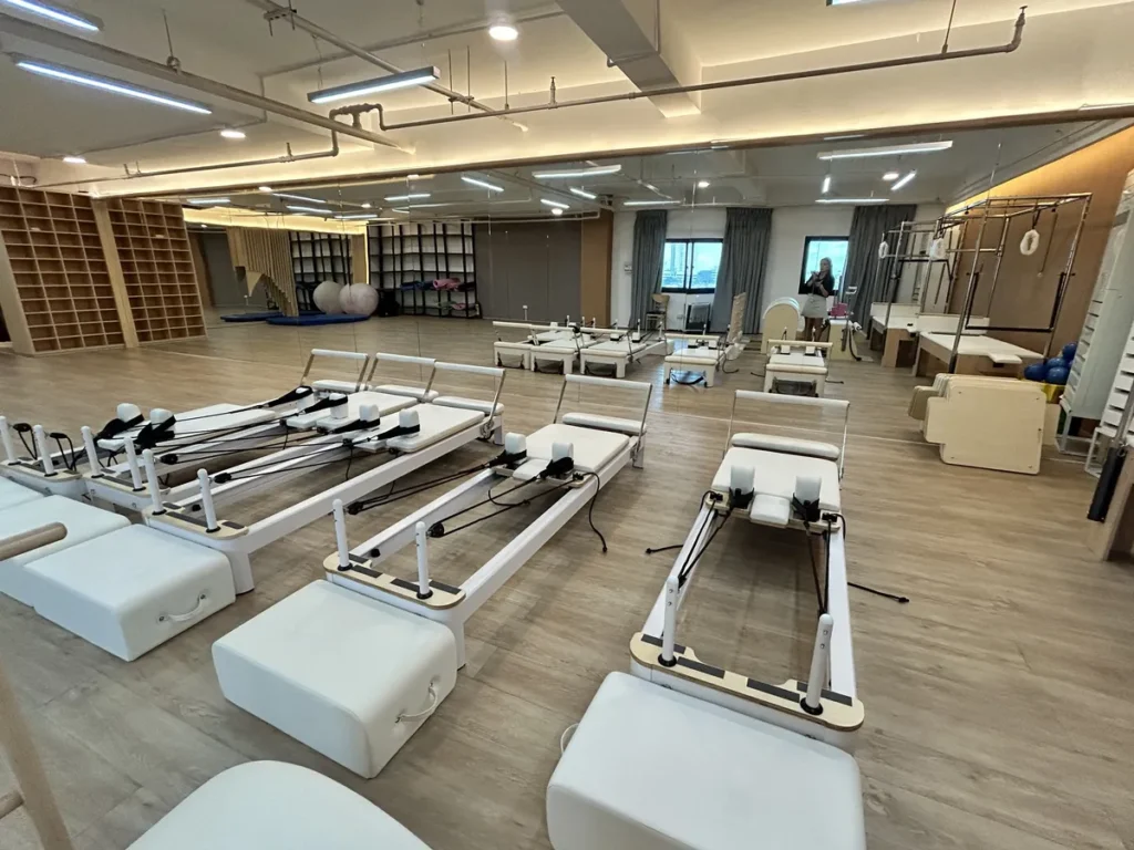 필리핀 세부 CIA어학원 요가 및 필라테스 룸 거울 벽과 다양한 기구가 놓인 전경