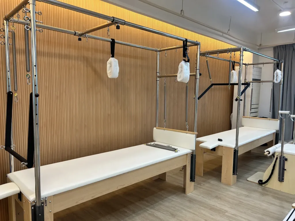 필리핀 세부 CIA어학원 요가 및 필라테스 룸 원목 벽 앞 두 대의 캐딜락 베드