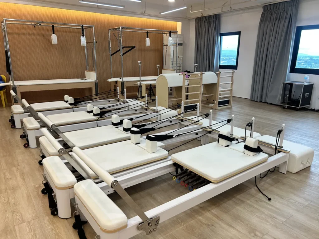 필리핀 세부 CIA어학원 요가 및 필라테스 룸 창가 채광 속 리포머와 기구 배치