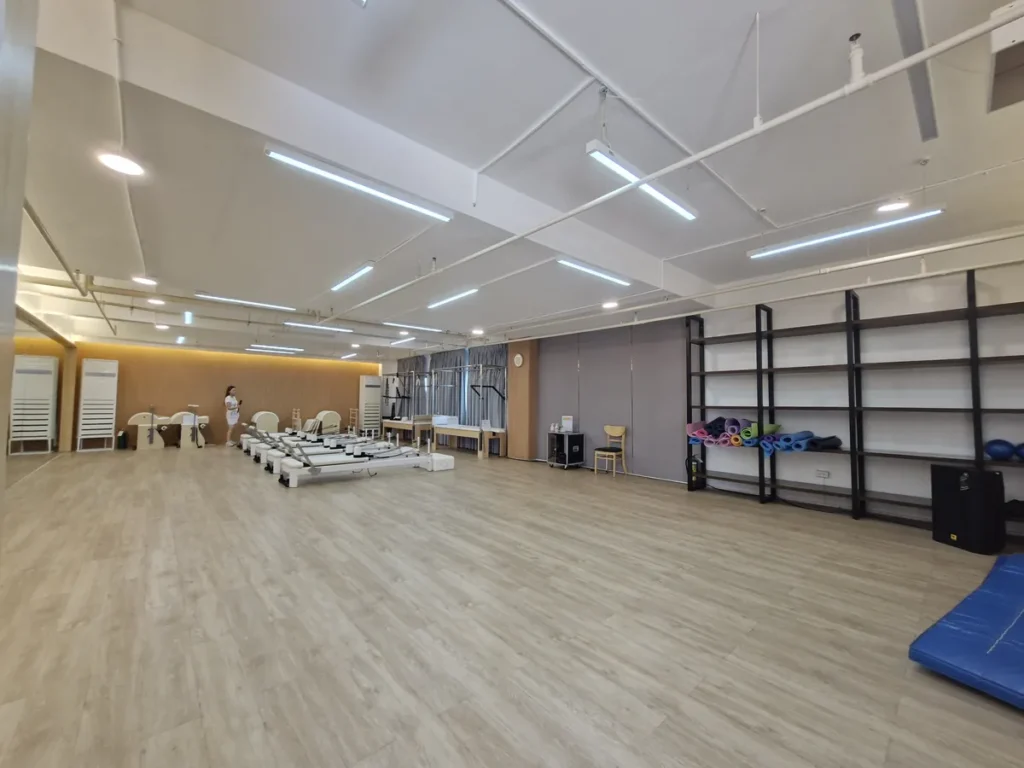 필리핀 세부 CIA어학원 요가 및 필라테스 룸 매트 선반과 넓은 마루 운동 공간