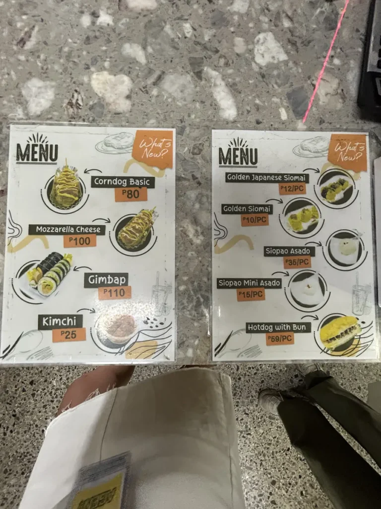 필리핀 세부 CIA어학원 식당에 콘도그·모짜렐라치즈·김밥·김치 등 한식 단품 메뉴 가격표 안내판 두 개