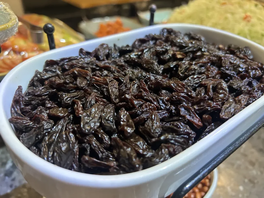 필리핀 세부 CIA어학원 식당 흰 그릇에 간장에 졸여 윤기 도는 검은 콩자반이 가득 담겨 있는 모습