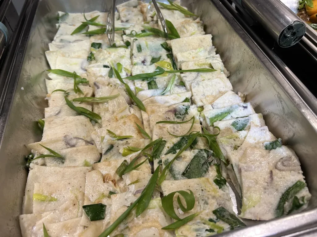 필리핀 세부 CIA어학원 식당 배식 트레이에 쪽파를 올린 흰 부침개를 네모나게 잘라 담아 둔 모습
