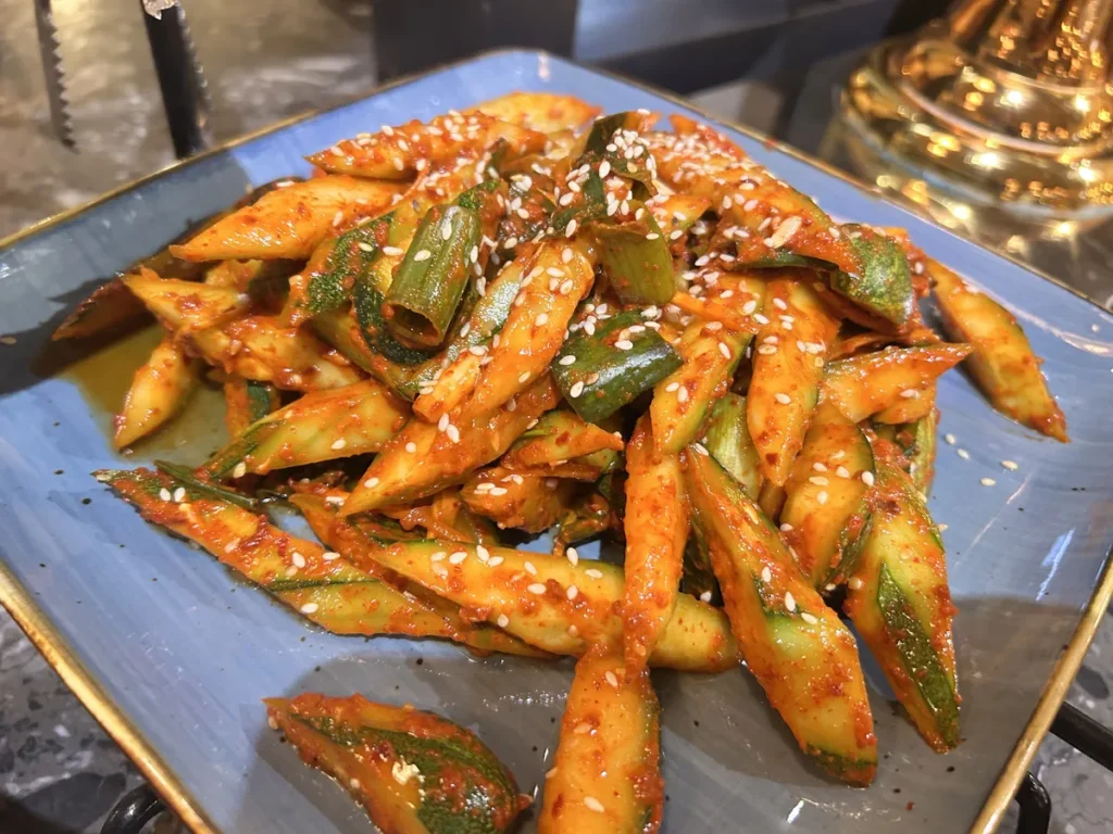 필리핀 세부 CIA어학원 식당 회색 접시에 깨를 뿌린 매콤한 오이무침이 가지런히 담겨 있는 모습