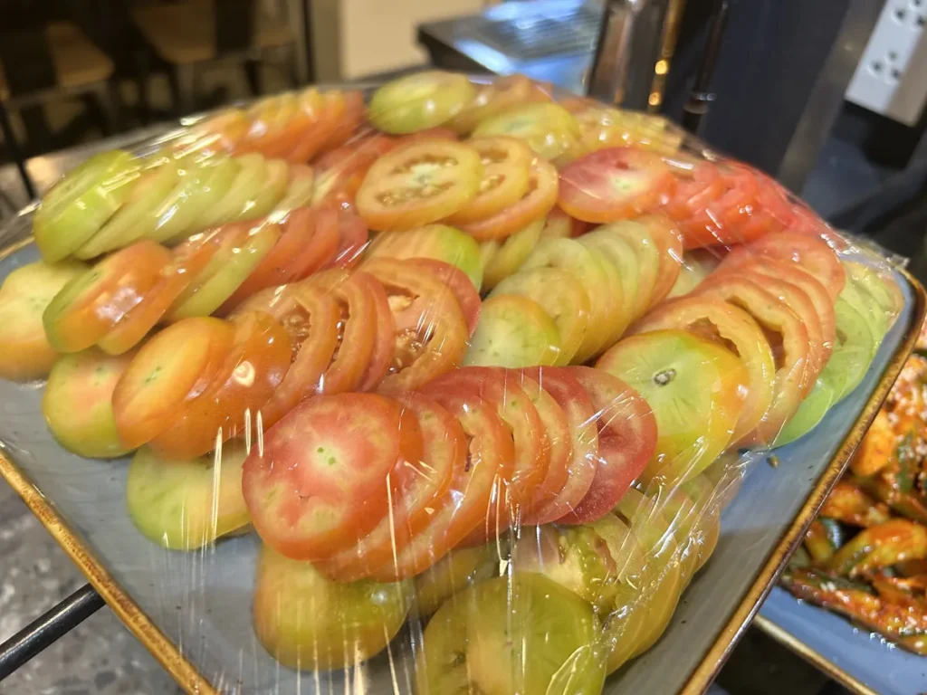 필리핀 세부 CIA어학원 식당 사각 접시에 빨강·초록 토마토를 얇게 썰어 랩을 씌워 늘어놓은 모습