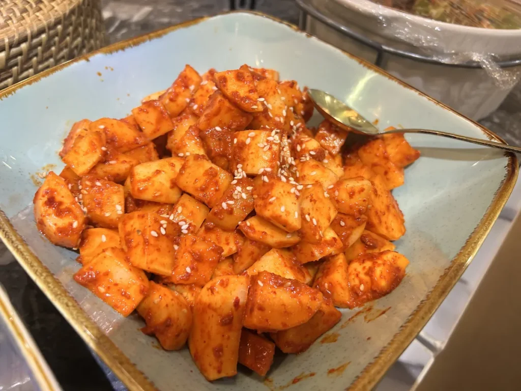 필리핀 세부 CIA어학원 식당 옥색 도자기 그릇에 깍둑 썬 무를 고춧가루로 버무린 깍두기를 담아 둔 모습
