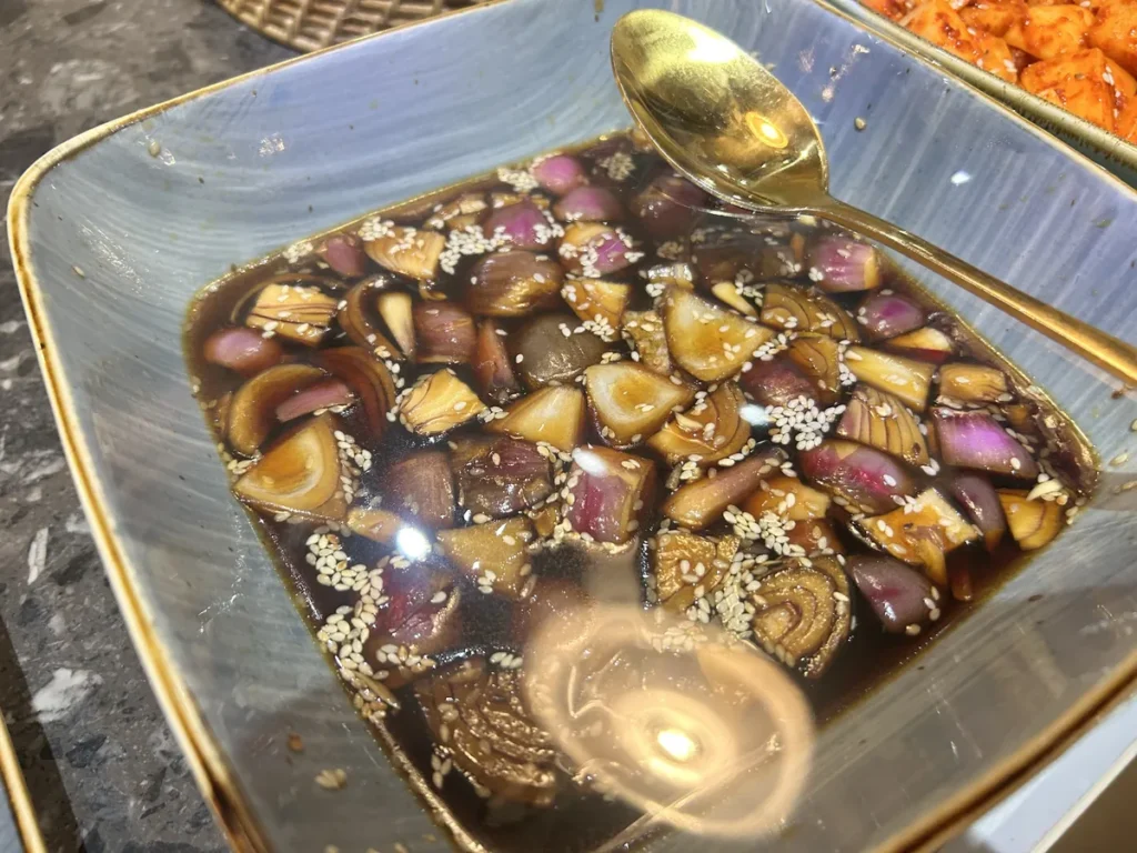 필리핀 세부 CIA어학원 식당 옥색 네모 그릇에 마늘 조각을 넣은 간장 절임 소스를 비스듬히 담은 모습