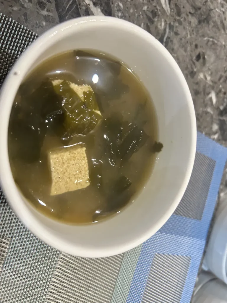 필리핀 세부 CIA어학원 식당에서 미역과 두부를 넣은 미역국 한 그릇을 위에서 내려다본 모습