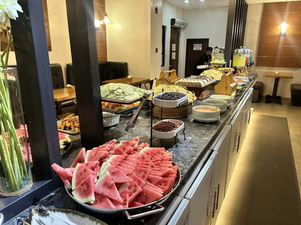 필리핀 세부 CIA어학원 식당 식탁에 시라차 핫소스 병과 직사각 그릇에 담긴 붉은 양념 소스를 둔 모습