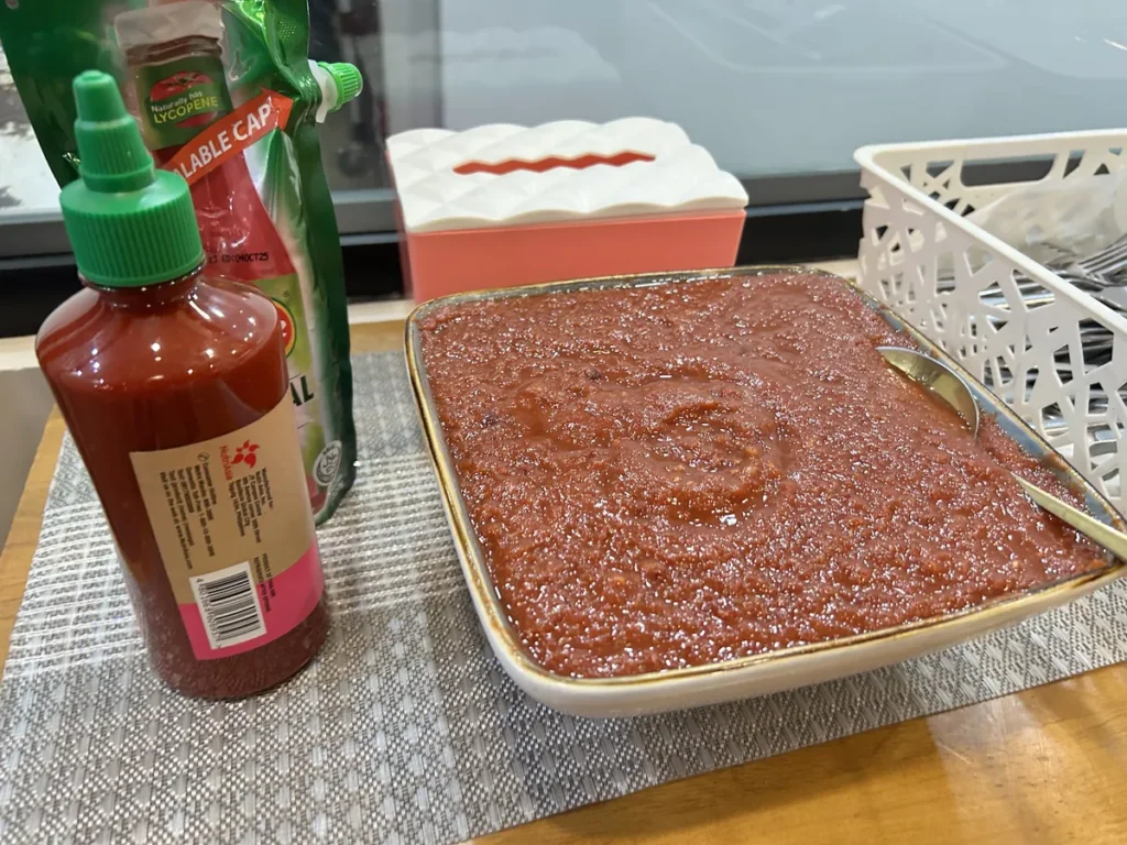 필리핀 세부 CIA어학원 식당 뷔페 라인에 삼각으로 썬 빨간 수박과 여러 과일·반찬을 길게 차린 모습
