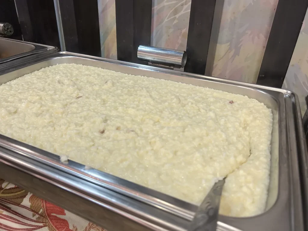 필리핀 세부 CIA어학원 식당 배식 트레이에 부드럽게 끓인 흰 죽이 가득 담겨 있는 모습