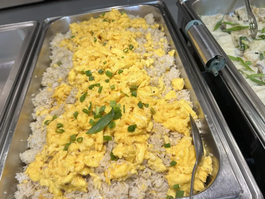필리핀 세부 CIA어학원 식당 배식대 트레이에 쪽파를 올린 계란 볶음밥이 가득 담겨 있는 모습
