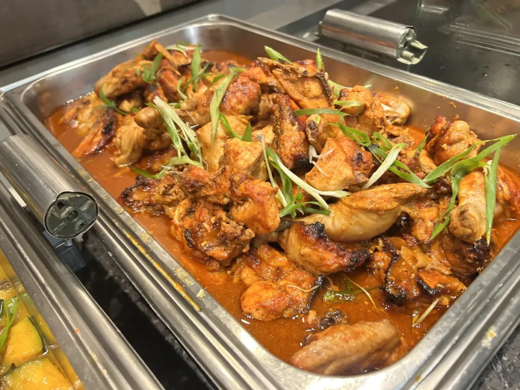 필리핀 세부 CIA어학원 식당 배식 트레이에 쪽파를 올린 노란 계란 볶음밥을 옆에서 본 모습으로 담아 둔 모습