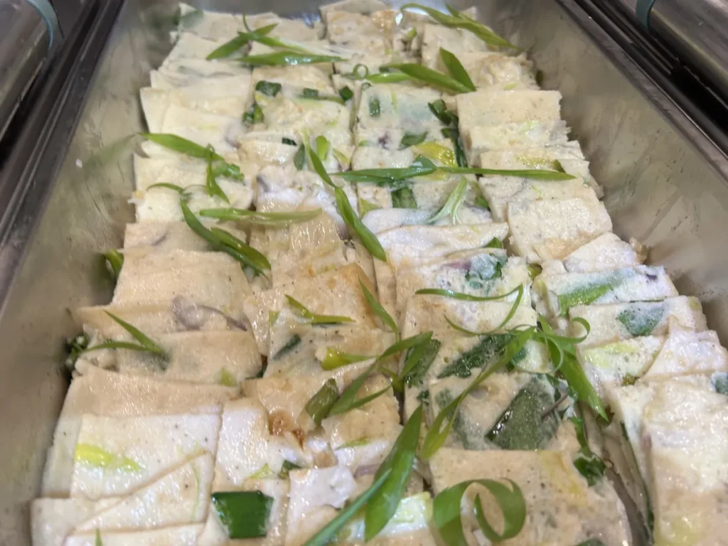 필리핀 세부 CIA어학원 식당 배식 트레이에 채소를 넣은 부침개를 조각내고 쪽파를 흩뿌려 담은 모습