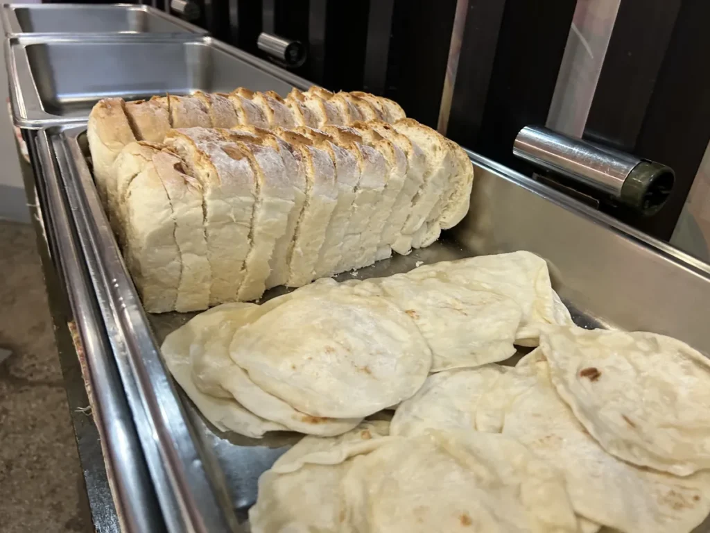 필리핀 세부 CIA어학원 식당 배식대에 슬라이스 식빵과 또르띠야를 트레이에 가득 담아 둔 모습