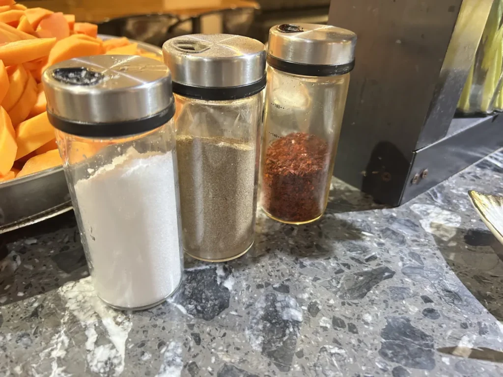 필리핀 세부 CIA어학원 식당 식탁에 소금, 후추, 고춧가루를 담은 양념통 세 개를 나란히 둔 모습