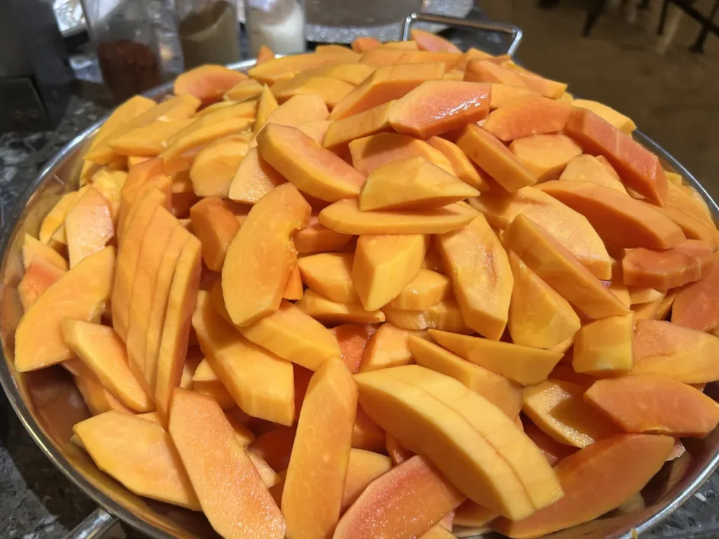 필리핀 세부 CIA어학원 식당 큰 쟁반에 얇게 썬 주황색 파파야를 수북이 쌓아 담은 모습