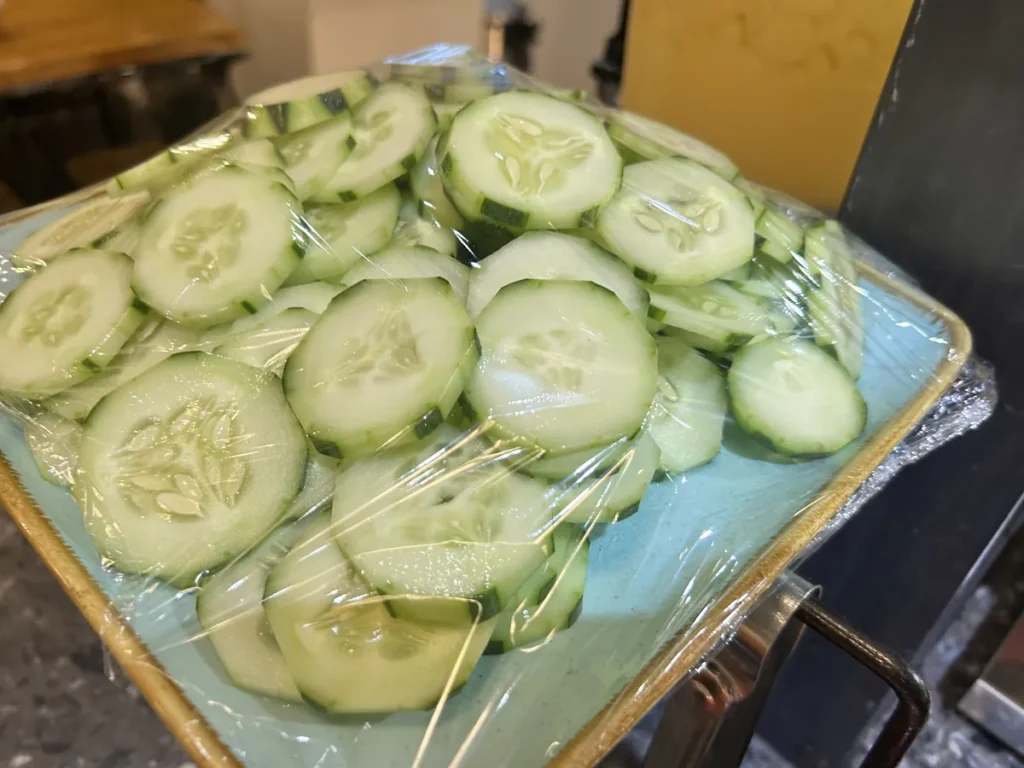필리핀 세부 CIA어학원 식당 옥색 접시에 동그랗게 썬 오이를 랩으로 덮어 비스듬히 담아 둔 모습
