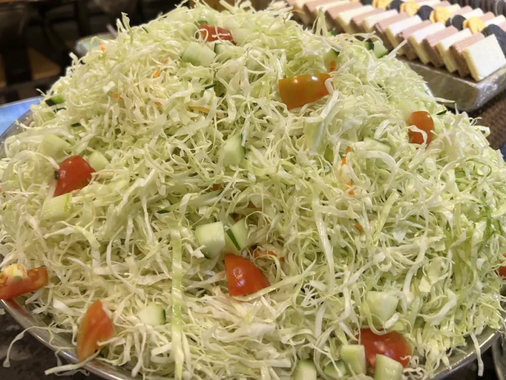 필리핀 세부 CIA어학원 식당 큰 접시에 채 썬 양배추를 수북이 담고 방울토마토와 오이를 섞은 샐러드