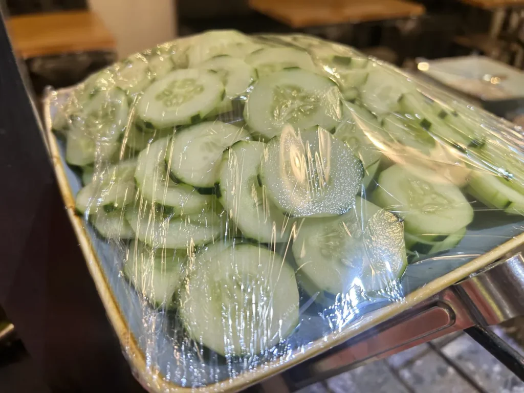 필리핀 세부 CIA어학원 식당 사각 접시에 동그랗게 썬 오이를 랩으로 덮어 가지런히 담아 둔 모습