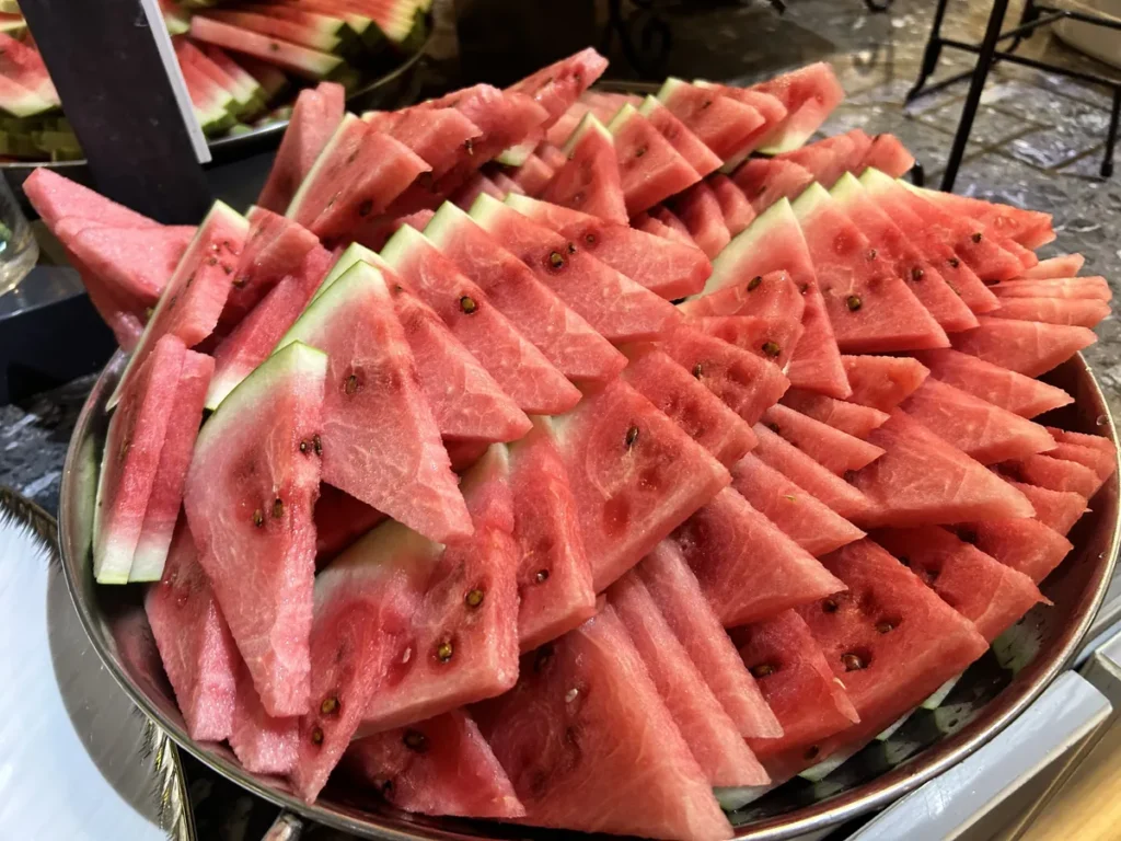 필리핀 세부 CIA어학원 식당 둥근 쟁반에 삼각형으로 썬 빨간 수박을 가지런히 쌓아 담아 둔 모습