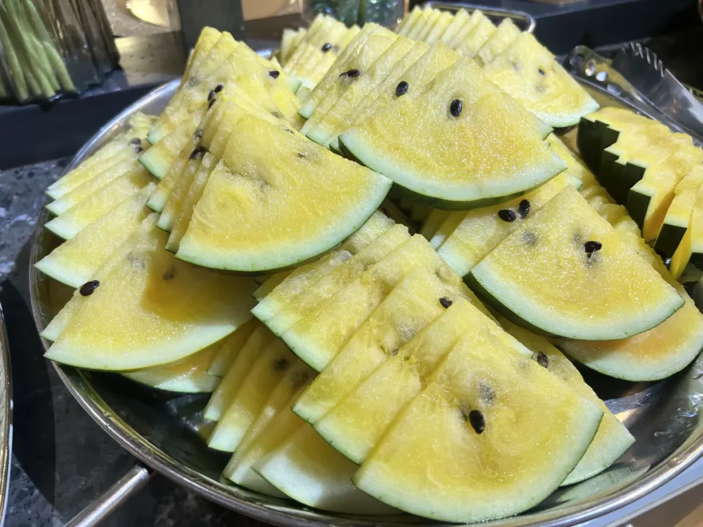 필리핀 세부 CIA어학원 식당 둥근 쟁반에 노란 속살의 노랑수박을 삼각으로 썰어 가지런히 담은 모습