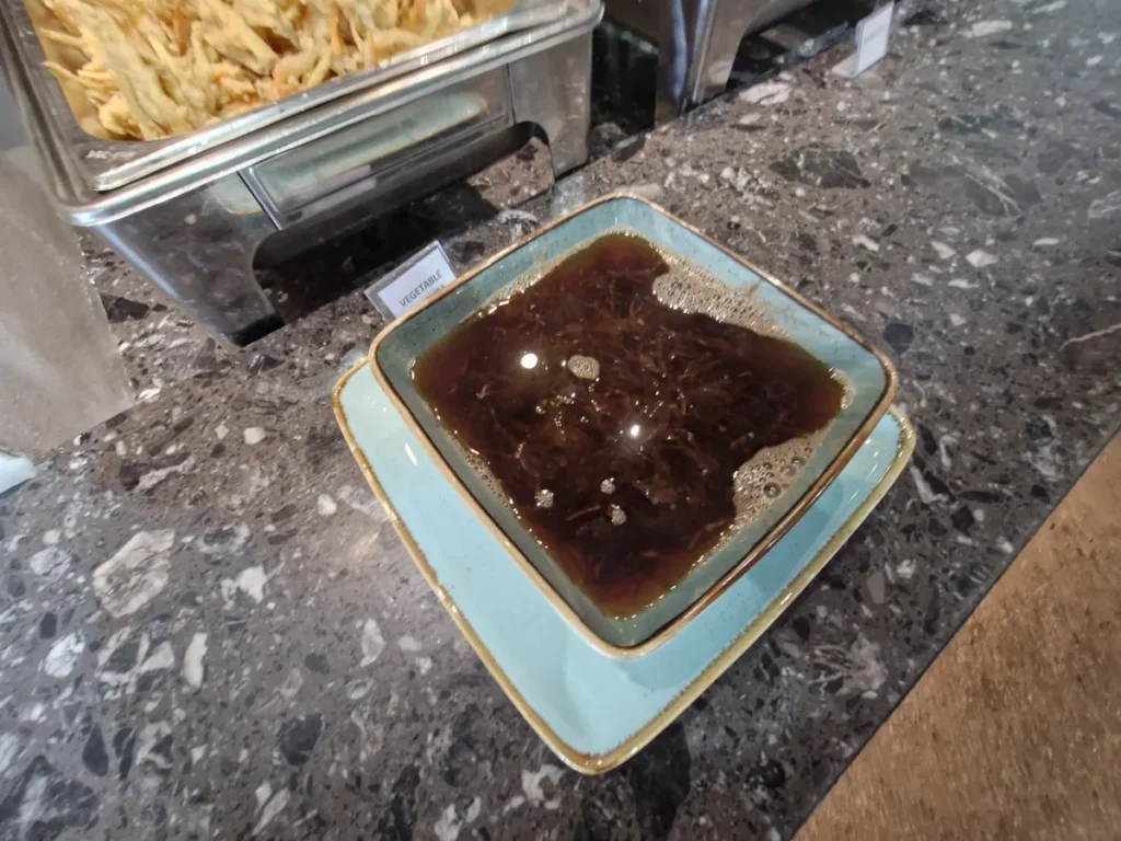 필리핀 세부 CIA어학원 식당 옥색 네모 그릇에 채소를 우려낸 맑은 간장 소스가 담겨 있는 모습