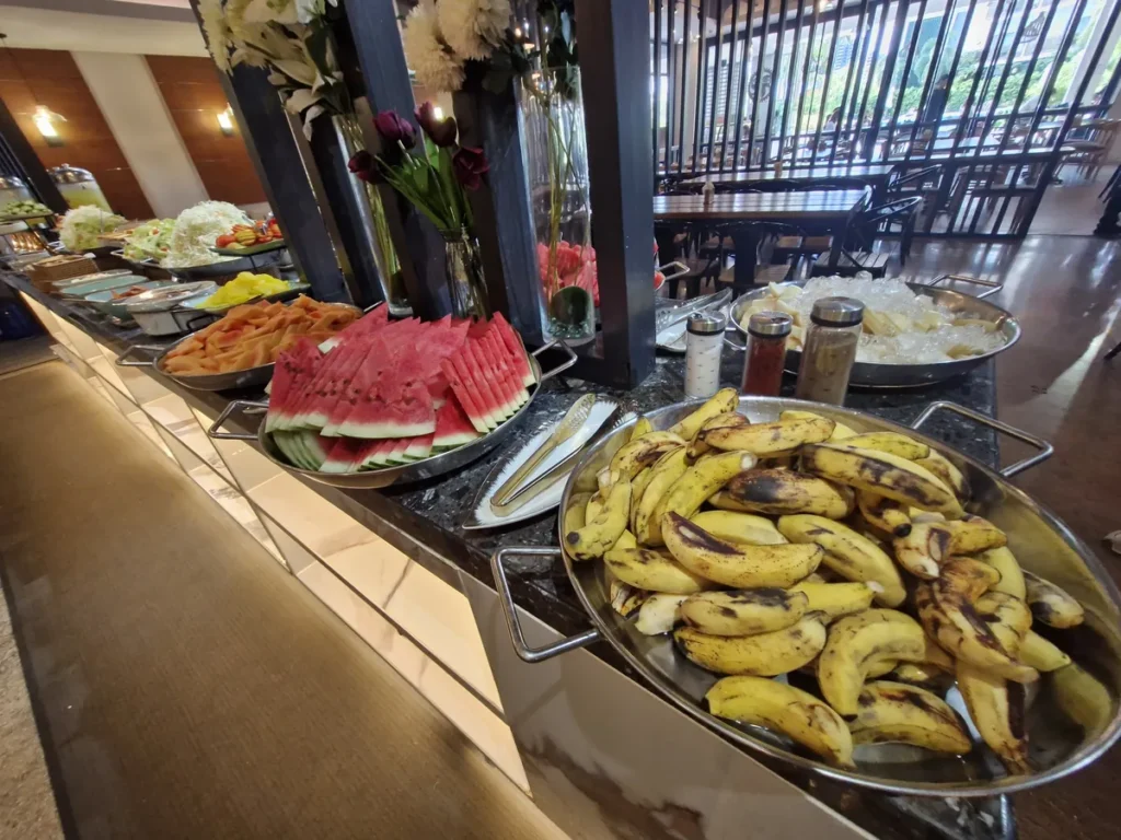 필리핀 세부 CIA어학원 식당 뷔페 라인에 수박, 구운 바나나, 채소 샐러드와 양념통을 길게 차린 모습
