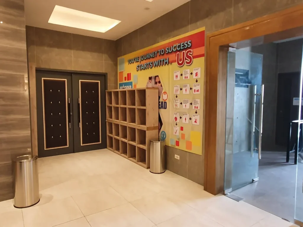 필리핀 세부 CIA어학원 입구홀에 비치된 나무 신발장과 검은 출입문 클로즈업