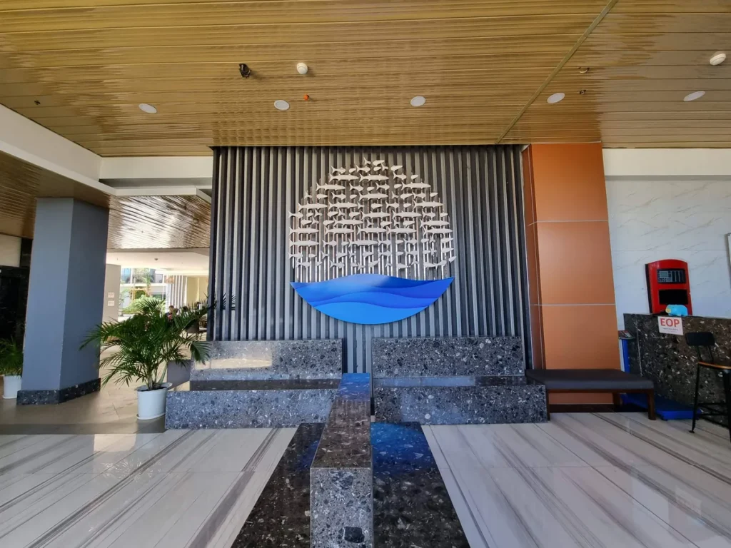 필리핀 세부 CIA어학원 사무실로 쓰이는 입구홀 옆 라운지의 책장과 데스크 공간