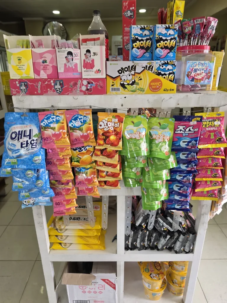 필리핀 바기오 CNS어학원 매점 한국 과자와 사탕 진열대